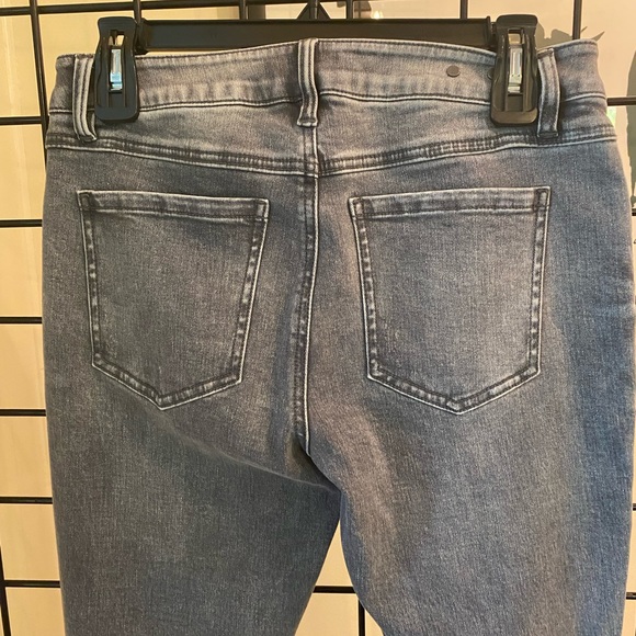 NWOT Cabi High Skinny Jeans Vapor Wash Distressed Womens Size 6 - Picture 5 of 8